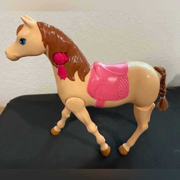attel 2014 Barbie Saddle ‘N Ride Tawny Horse with Pink Saddle - Picture 2 of 6